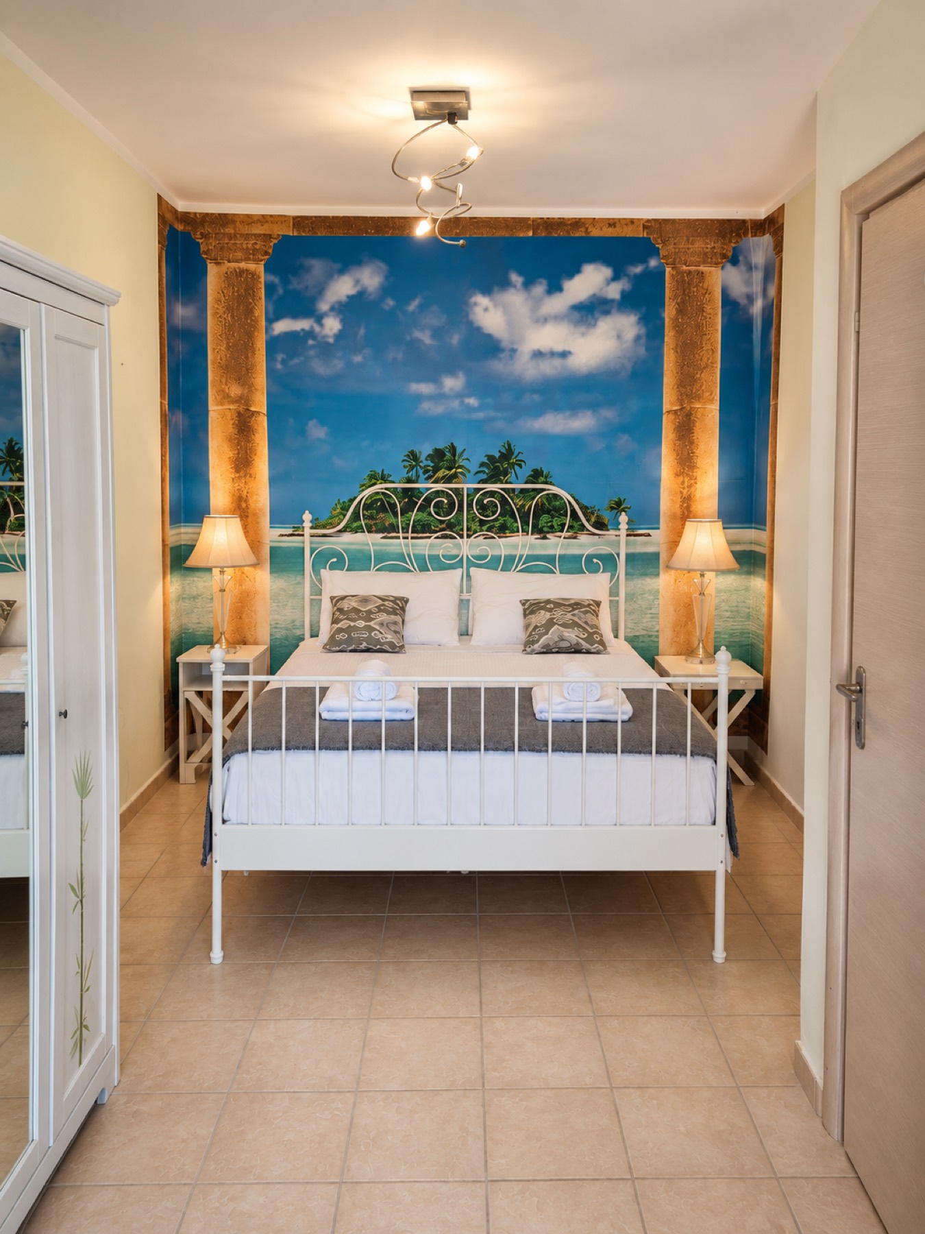 Open-plan Olive Apartment with double bed, sofa bed and mural feature wall