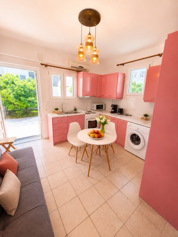 Coral corner kitchen with dining table