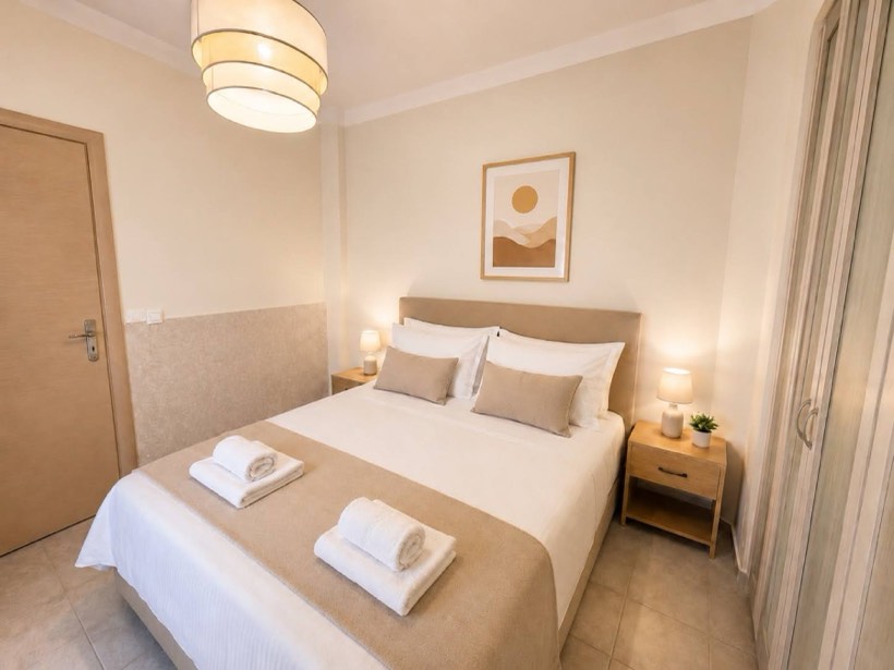 Second double bedroom in warm tones
